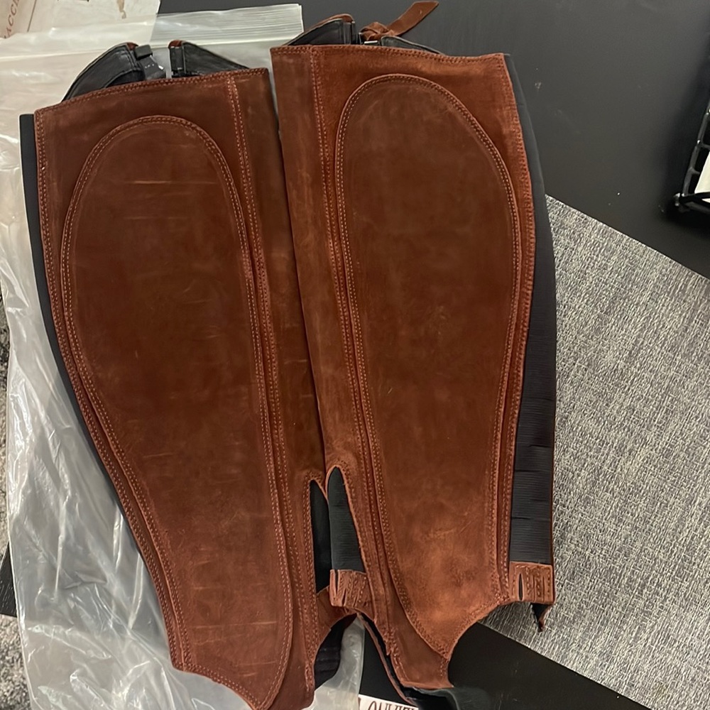 Stretch half chap size. Genuine leather in brown suede and black elastic. ARIAT